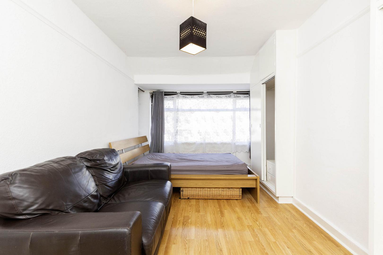 			5 Bedroom, 1 bath, 1 reception Flat			 Fleetwood Road, DOLLIS HILL